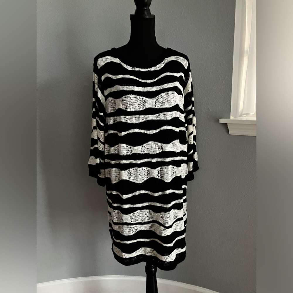 NWT Vertigo white&black sweater/dress tunic type with the black polyester liner